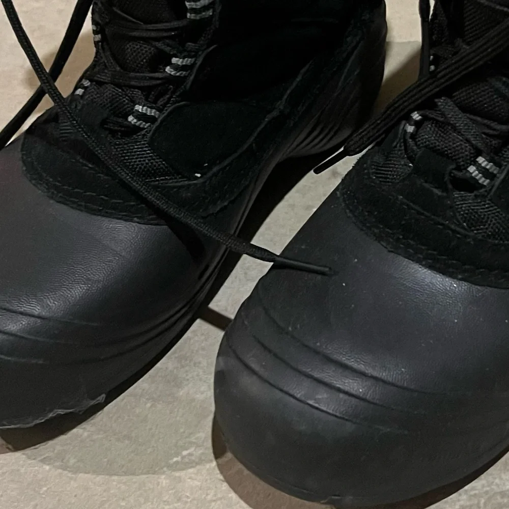 COLUMBIA Snow/Winter Boots in Black with Fur Lining